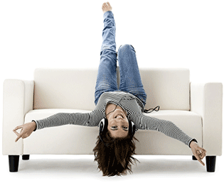 Frau auf dem Sofa
